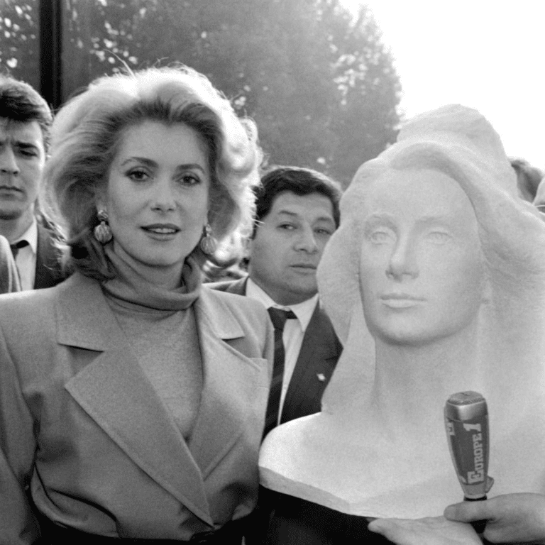 Катрин Денев и бюст Марианны, сделанный в ее образе