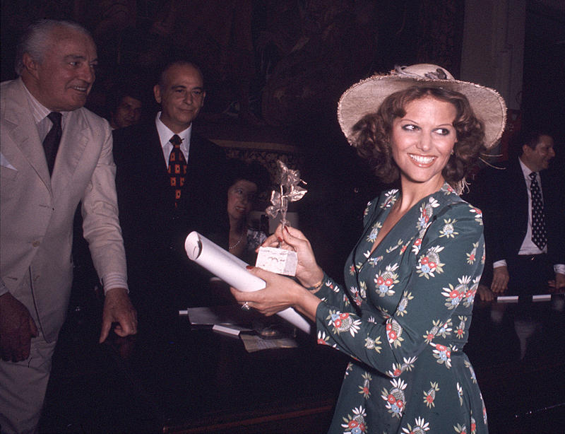 Клаудиа Кардинале получает премию «Давид ди Донателло» в 1972 году Клаудиа Кардинале получает премию «Давид ди Донателло» в 1972 году