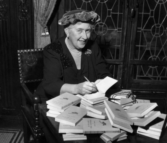Агата Кристи подписывает свои книги