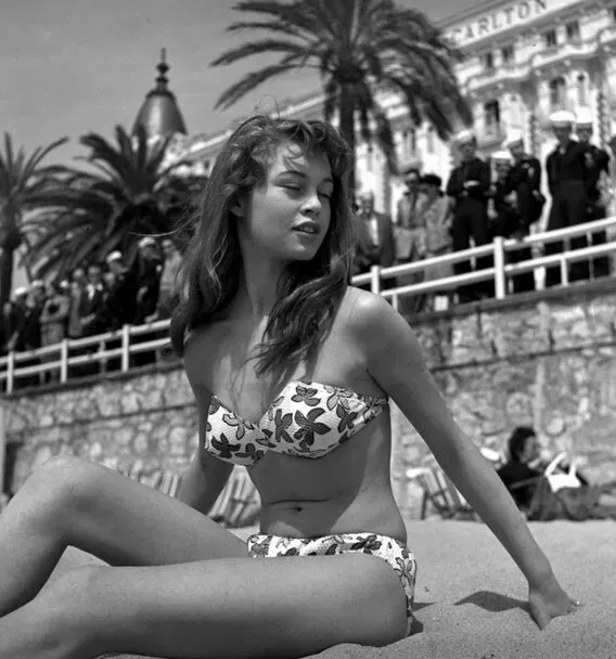 Юная Брижит Бардо в бикини