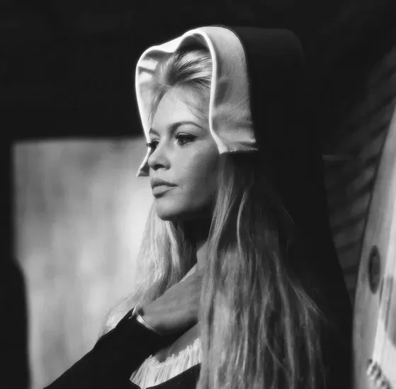 Брижит Бордо в образе монахини