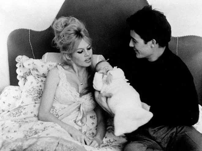 Брижит Бардо и Жак Шарье с ребенком