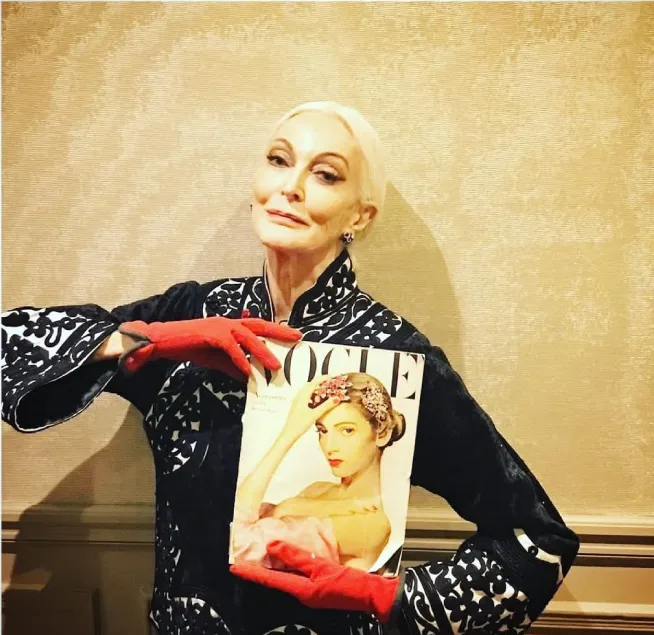 Супермодель Кармен Делль’Орефиче держит свой первый выпуск американского Vogue за октябрь 1947 года, для которого она снялась в возрасте 15 лет.