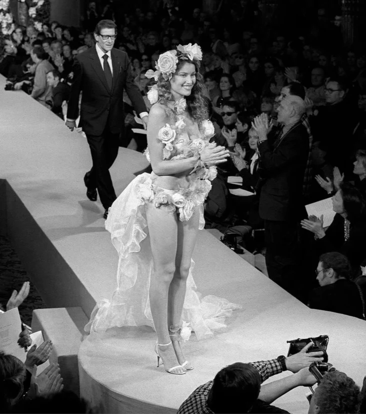 Летиция Каста и Ив Сен-Лоран. Показа коллекции Yves Saint Laurent Haute Couture, весна-лето 1998 года. Летиция Каста и Ив Сен-Лоран. Показа коллекции Yves Saint Laurent Haute Couture, весна-лето 1998 года.