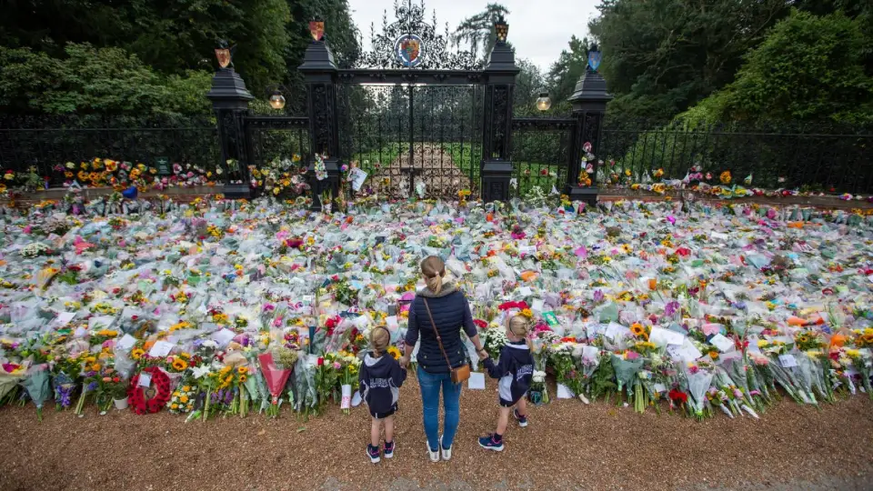 Цветы, оставленные как дань памяти после смерти королевы. Резиденция королевы Сандрингем в Норфолке, Англия. Цветы, оставленные как дань памяти после смерти королевы. Резиденция королевы Сандрингем в Норфолке, Англия.