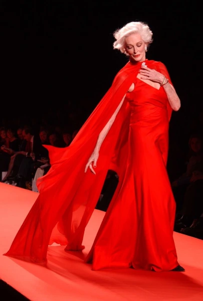 Кармен Делль’Орефиче дефилирует на благотворительном показе The Heart Truth Red Dress Collection в рамках Недели моды в Нью-Йорке, 2005 год