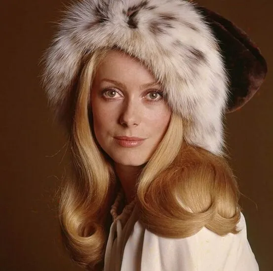 Катрин Денев в меховой шапке