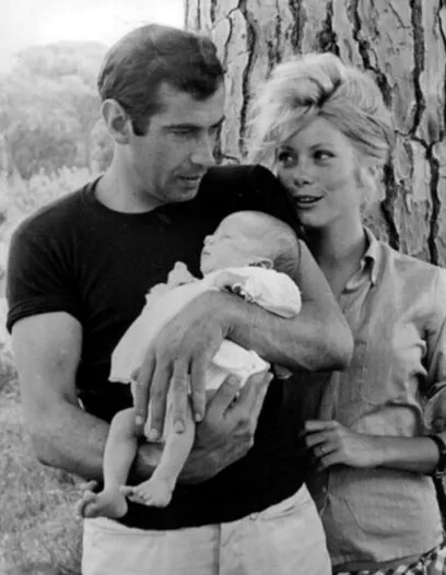 Катрин Денев с ребенком и мужем