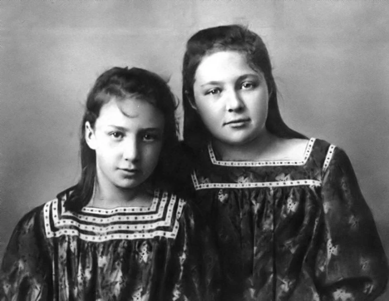 Анастасия и Марина Цветаевы в детстве.