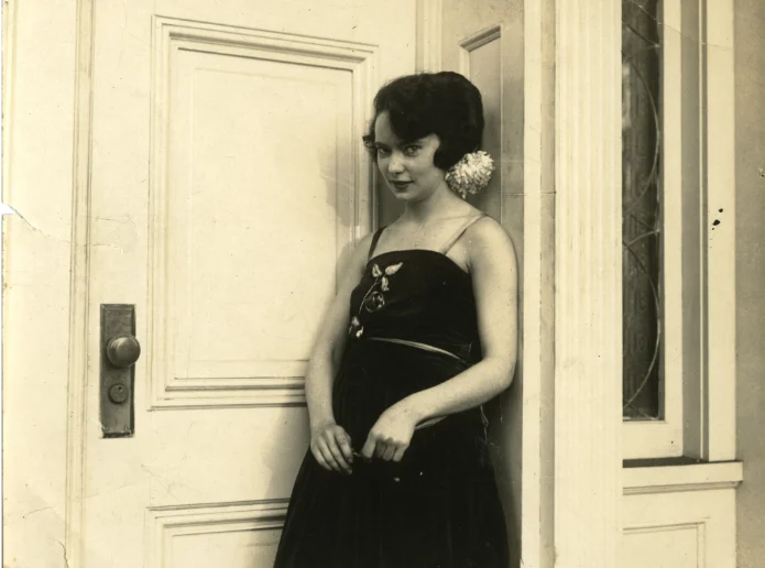 Юная Маргарет Митчелл в платье дебютантки перед балом. Атланта, 1920 год. Фото из коллекции Музея истории Атланты (Atlanta History Center).