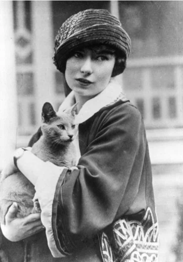 Маргарет Митчелл со своим котом. Атланта, около 1920 года. Фото из коллекции Музея дома Маргарет Митчелл / Kenan Research Center at Atlanta History Center 