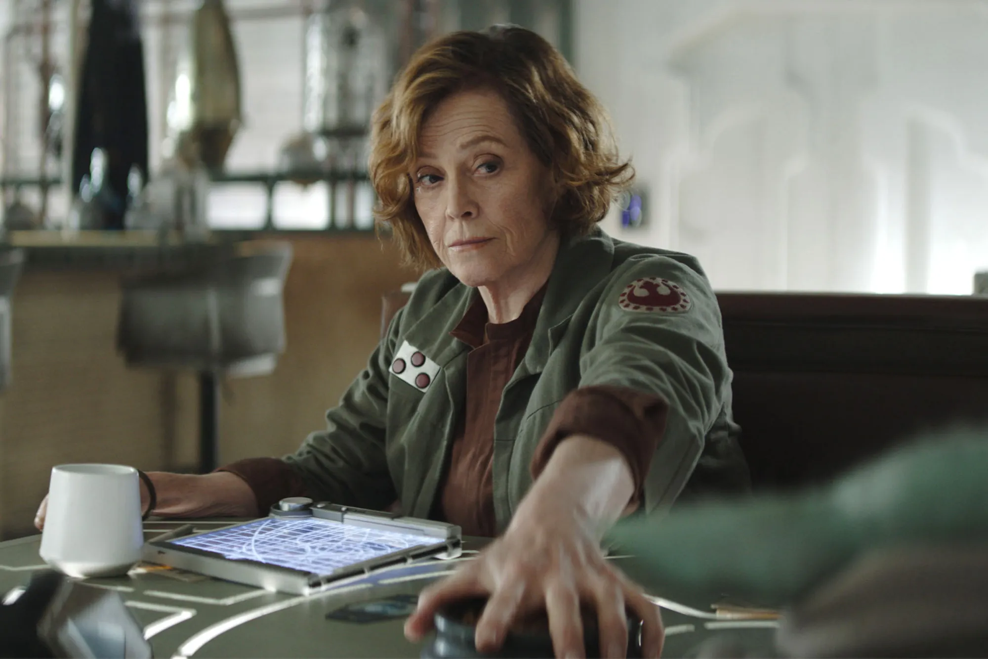 Сигурни Уивер в фильме «Мандалорец и Грогу»