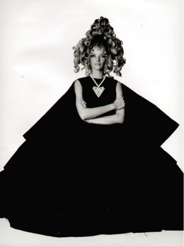 Верушка в платье-кейпе Madame Grès. Фотограф Ирвинг Пенн, Vogue, 1965 год.