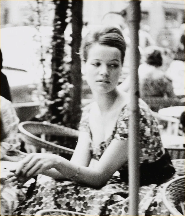 Вера фон Лендорф (будущая Верушка) в уличной кофейне. Мюнхен, 1960 год. Фото: Barbara Niggl Radloff / Münchner Stadtmuseum