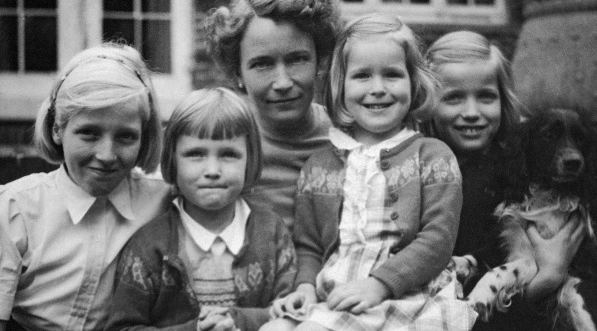Немецкая икона моды 1960-х Верушка (справа с собакой) в окружении мамы и сестёр. Послевоенные годы. Фото: Архив семьи фон Лендорф