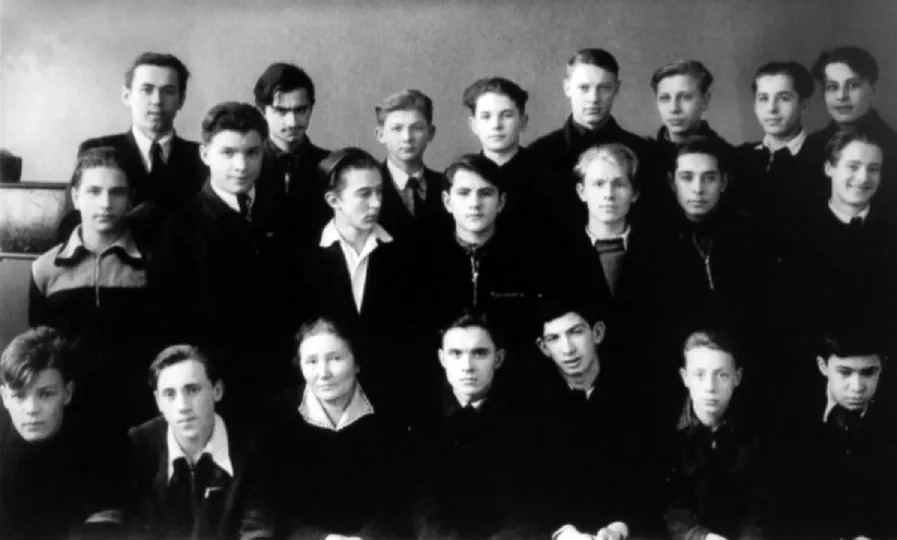 Владимир Высоцкий с одноклассниками